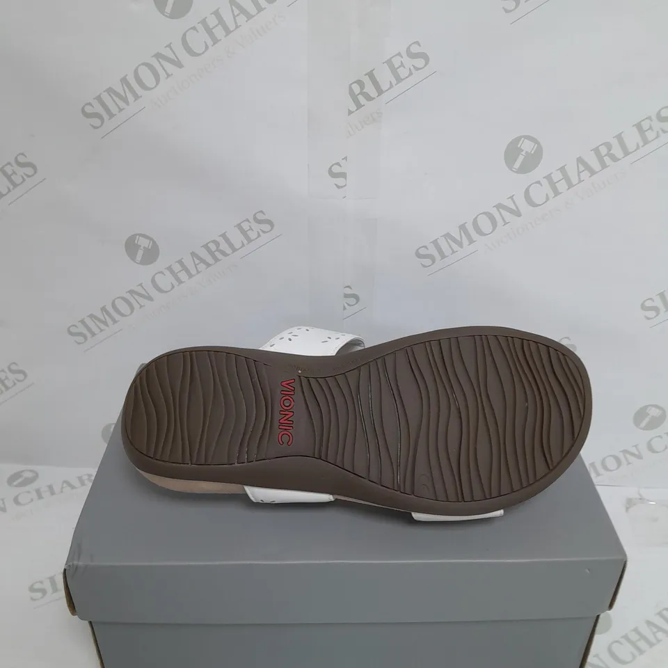 BOXED VIONIC BLACK REST SANDALS IN WHITE - WOMENS 6.5