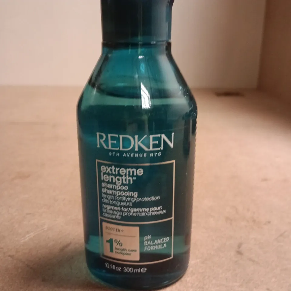 BOX OF APPROXIMATELY 10 ASSORTED BEAUTY PRODUCTS INCLUDING REDKEN SHAMPOO, CAMILLE ROSE BUTTER GEL AND BODY GLUE