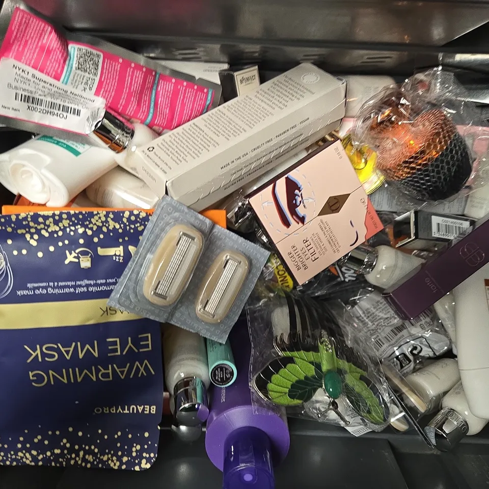 APPROXIMATELY 25 ASSORTED COSMETICS ITEMS TO INCLUDE HNB COSMETICS AIRBURSH FOUNDATION, FACIAL SERUM, CHILDS FARM SHAMPOO, ETC