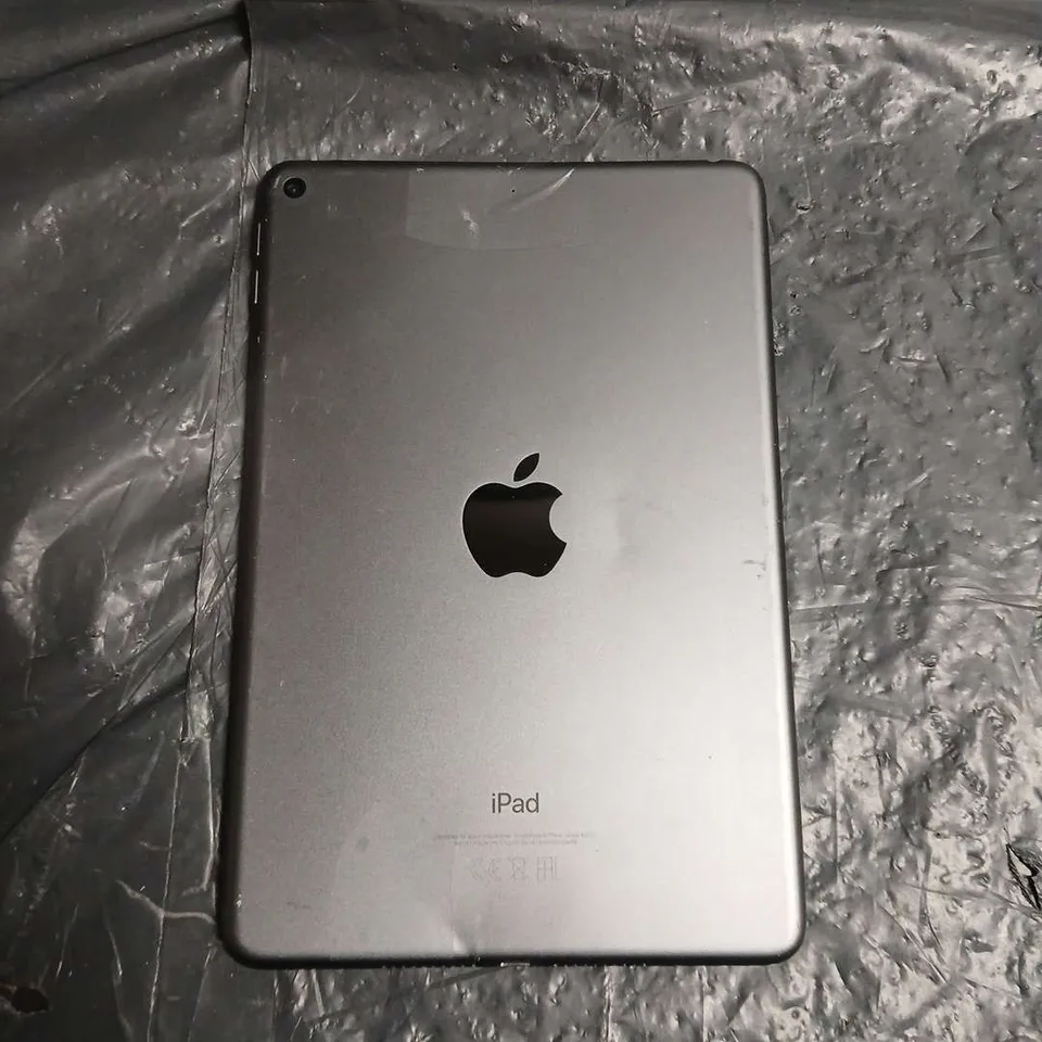 APPLE IPAD A2133 – WHITE FRONT BEZEL, SILVER BACK, CRACKED SCREEN - FOR PARTS