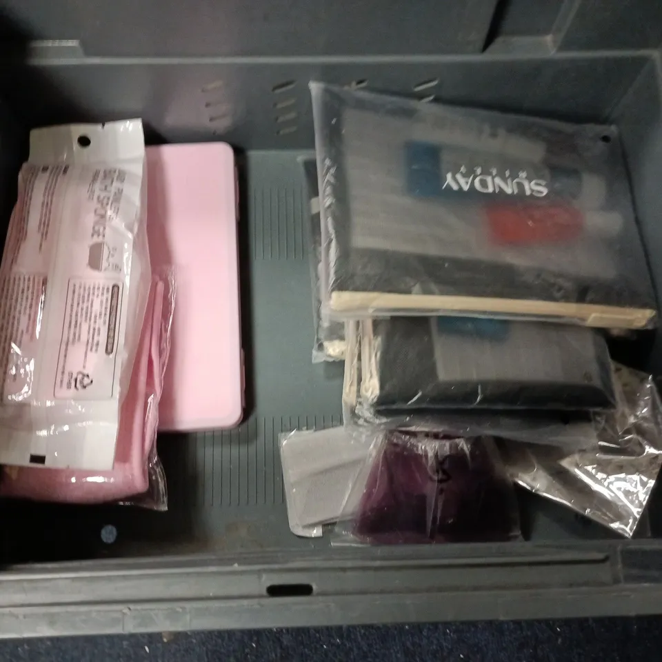 LOT OF APPROXIMATELY 15 ASSORTED HEALTH AND BEAUTY ITEMS TO INCLUDE GILLETTE SHAVER, TANNING MITTS AND HAIR CLIPS