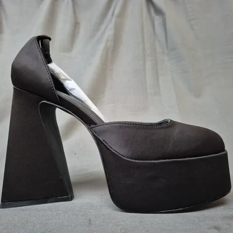 BOXED PAIR OF KOI CLOSED TOE PLATFORM BLOCK HEEL SHOES IN BLACK SIZE 7
