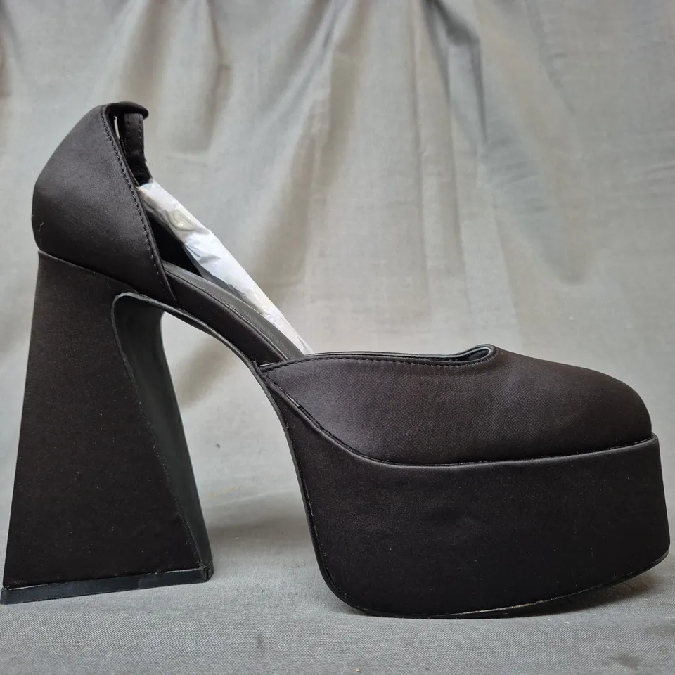 BOXED PAIR OF KOI CLOSED TOE PLATFORM BLOCK HEEL SHOES IN BLACK SIZE 7