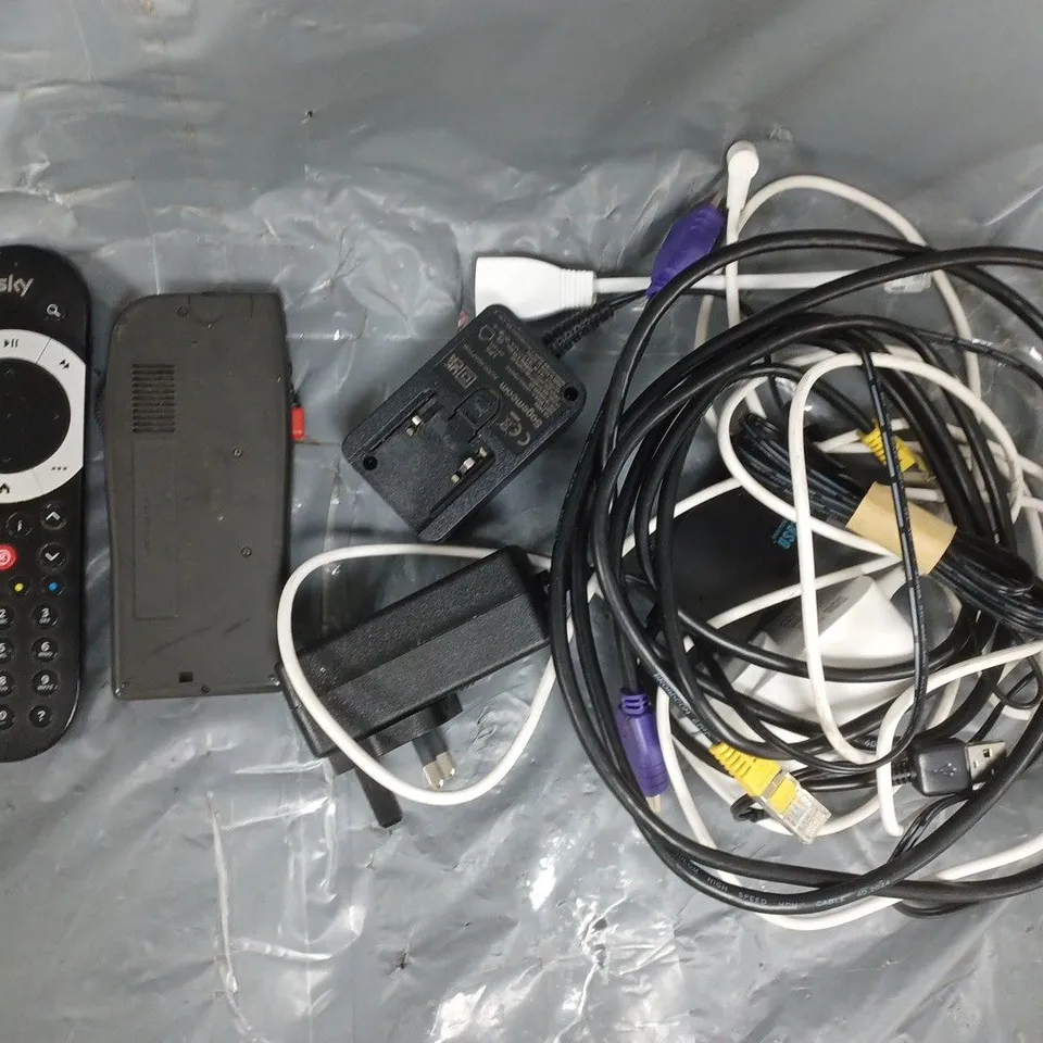 APPROXIMATELY 15 ASSORTED ELECTRICAL ITEMS TO INCLUDE VARIOUS CABLES, REMOTES, AND PLUGS, ETC