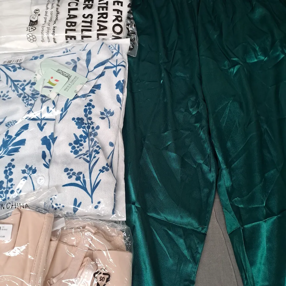 BOX OF APPROXIMATELY 20 ASSORTED CLOTHING AND FASHION ITEMS IN VARIOUS STYLES AND SIZES TO INCLUDE MARIA & GABRIELE, ASOS DESIGN, ETC