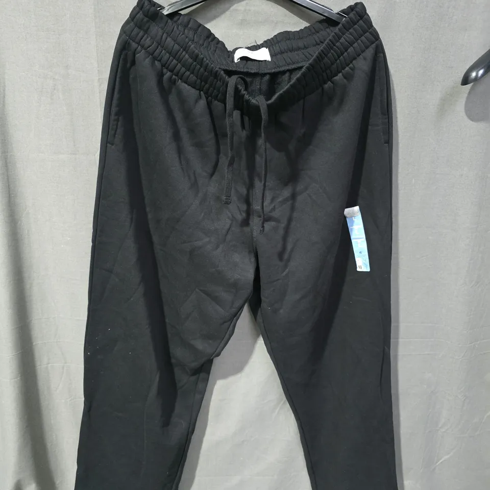 BOX OF APPROXIMATELY 25 CLOTHING ITEMS INCLUDING:BLACK JOGGERS, PRIMARK JOGGERS AND TU JEANS.