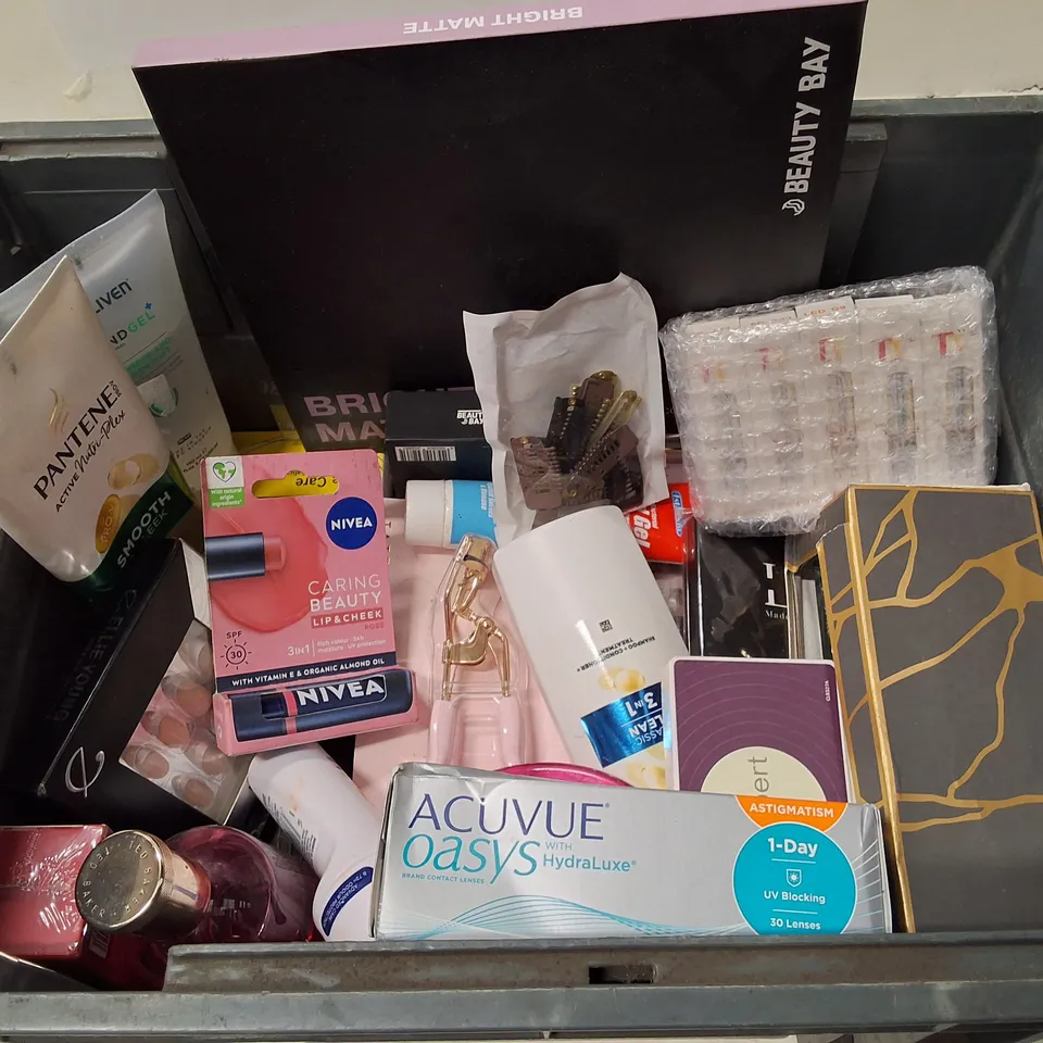 TOTE CONTAINING HEALTH & COSMETIC PRODUCTS INCLUDING NIVEA LIP AND CHEEK BALM, PANTENE CONDITIONER, BEAUTY BAY BRIGHT MATTE 42 COLOUR PALETTE & TED BAKER WOMAN EAU DE TOLIETTE