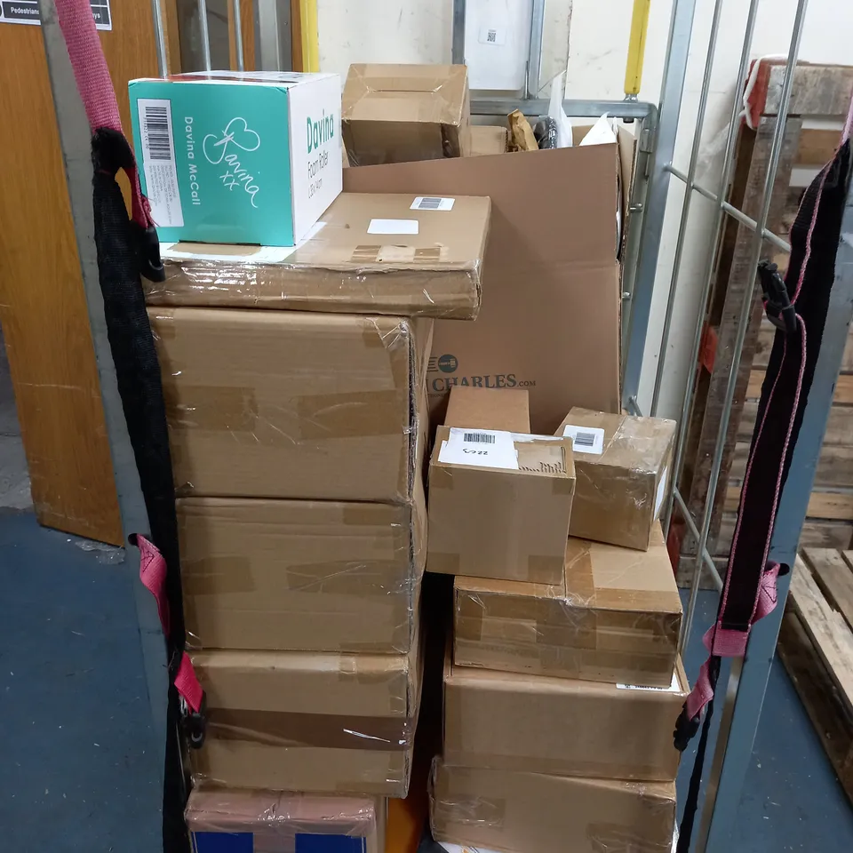 APPROXIMATELY 20 ASSORTED ITEMS TO INCLUDE DAVINA FOAM ROLLER, PACKING CUBES, ALGENIST ALIVE BALANCING MASK, ETC