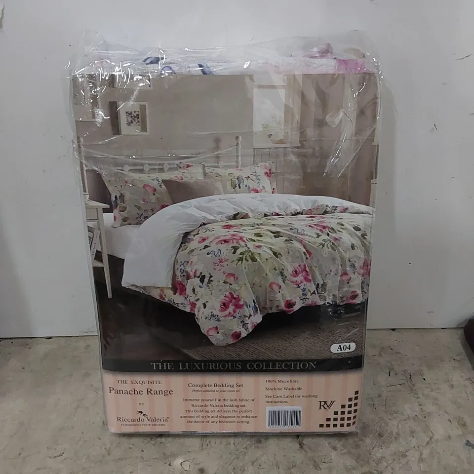 BAGGED ARRAYAH WHITE/PINK MICROFIBRE 200 TC DUVET COVER SET // SIZE: SINGLE 