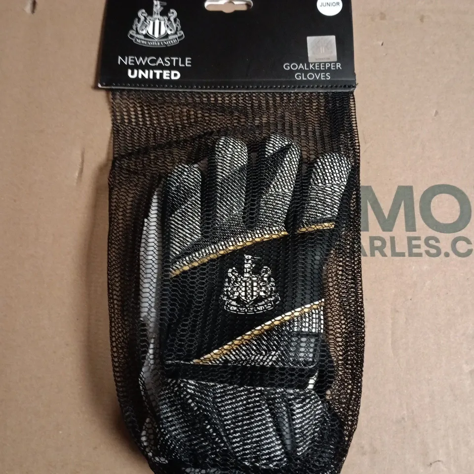NEWCASTLE UNITED JUNIOR GOALKEEPER GLOVES – BLACK WITH GOLD TRIM (MESH BAG)