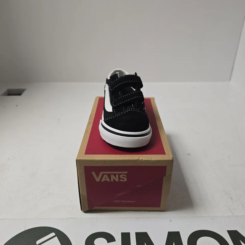 BOXED PAIR OF VANS OLD SKOOL SHOES SIZE KIDS UK 8
