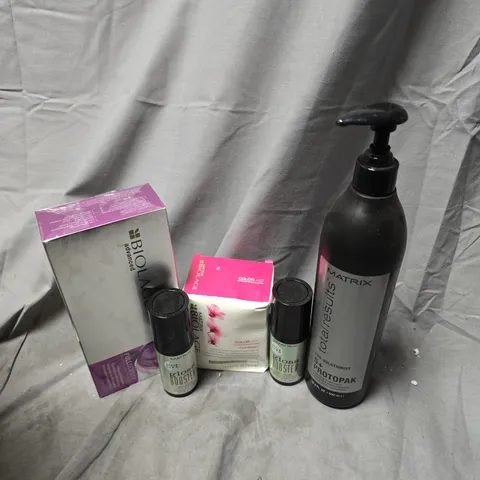 APPROXIMATELY 20 ASSORTED HEALTH & BEAUTY PRODUCTS TO INCLUDE MATRIX GLOSS BOOSTER, MATRIX TOTAL RESULTS RESTORING TREATMENT, BIOLAGE COLORLAST CERA-REPAIR, ETC