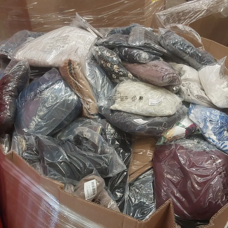 PALLET CONTAINING APPROXIMATELY 525x BRAND NEW ASSORTED DESIGNER CLOTHING ITEMS INCLUDING: JD WILLIAMS DRESSES, FIGLEAVES BRA, SIMPLY BE BLAZER ECT