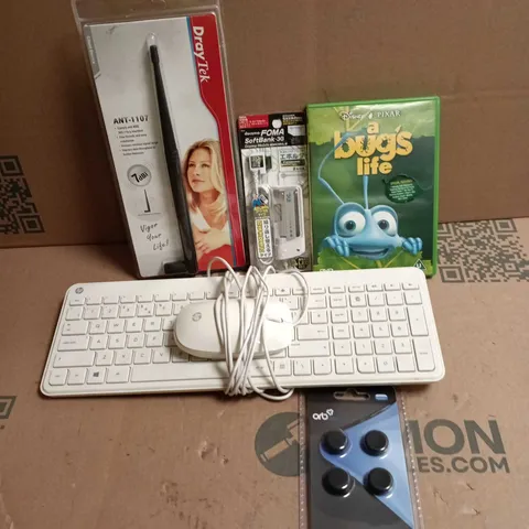 BOX OF APPROXIMATLEY 14 ELECTRICAL PRODUCTS AND ACCESSORIES TO INCLUDE HP KEYBOARD, A BUG'S LIFE DVD AND ANALOG THUMB GRIPS