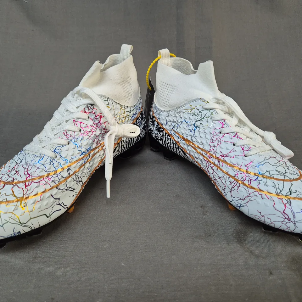 BOXED PAIR OF DESIGNER FOOTBALL BOOTS IN WHITE/MULTICOLOUR EU SIZE 39