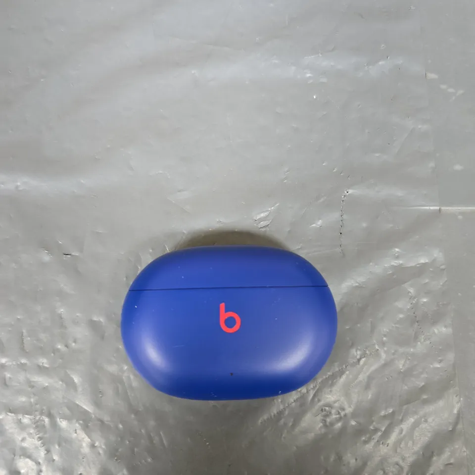 BEATS WIRELESS EARBUDS IN BLUE CHARGING CASE – RED 'B' LOGOS 
