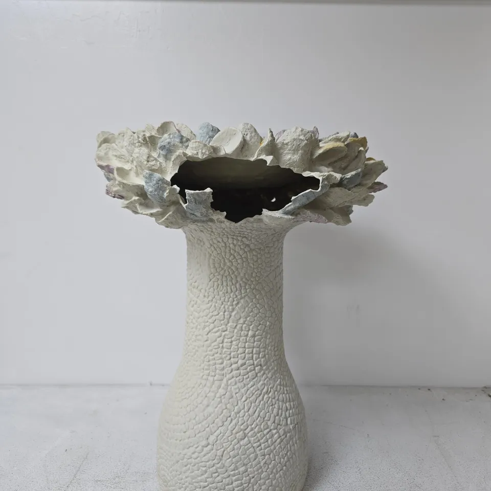 TREE DESIGN GARDEN BIRDBATH - DAMAGED - HOLE IN TOP AS SHOWN IN PICTURE 