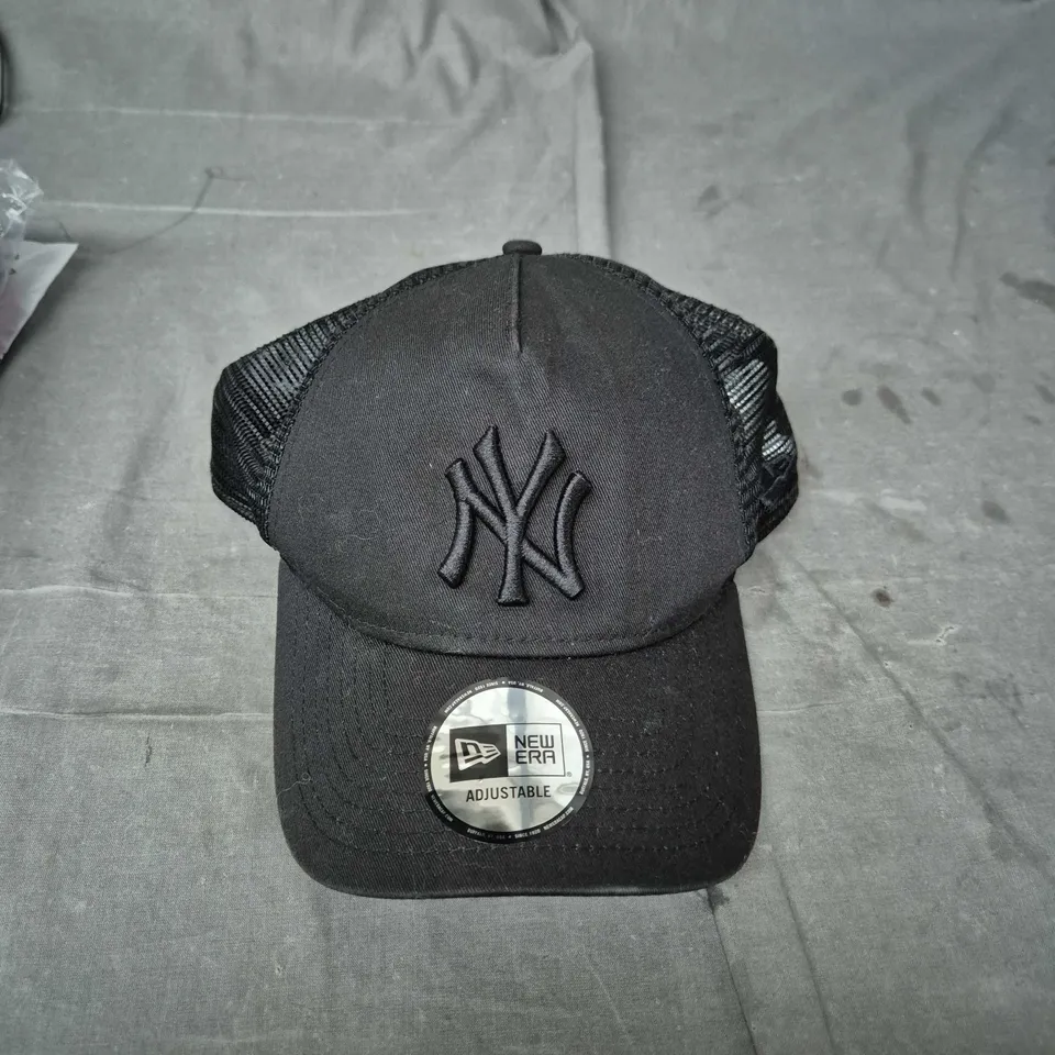 NEW ERA BLACK NY YANKEES TRUCKER CAP – ADJUSTABLE