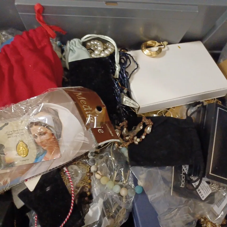 BOX OF APPROX 20 ASSORTED COSTUME JEWELLERY ITEMS