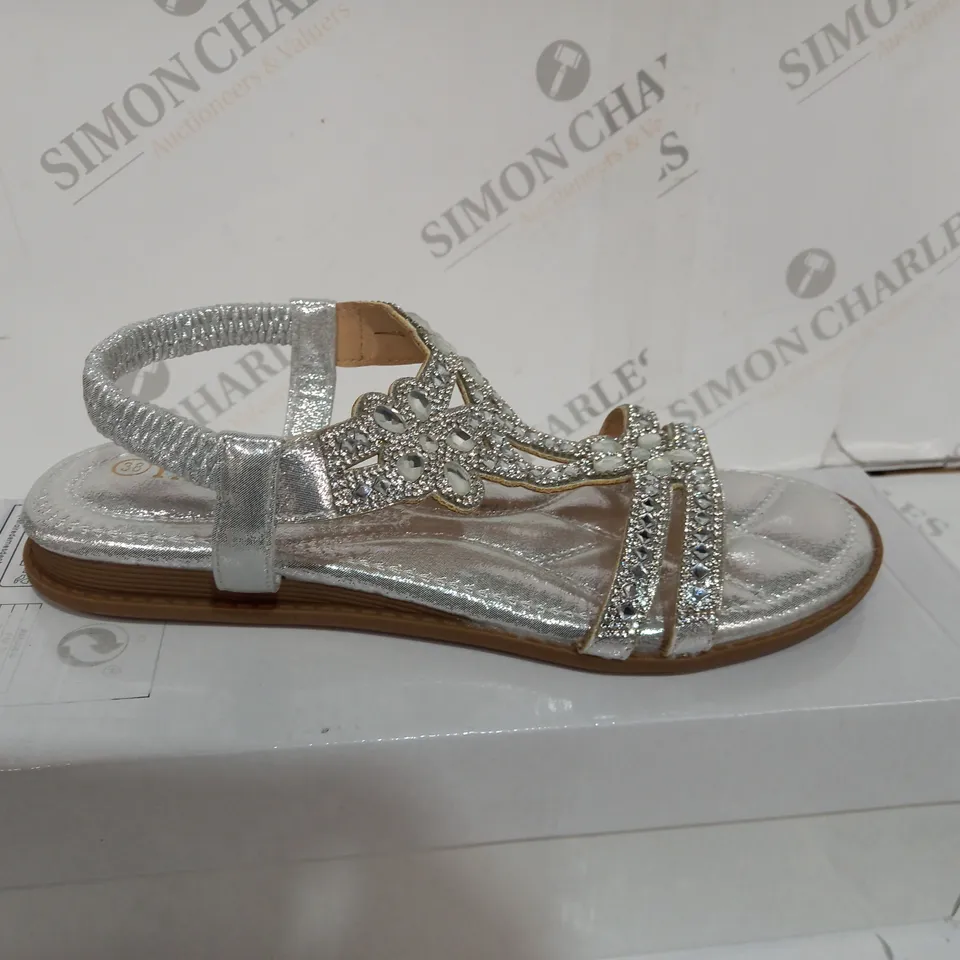 BOXED YASIRUN WOMEN'S SANDALS FLAT SANDALS OUTDOOR BEACH SUMMER RHINESTONE FLAT HEEL - SIZE UK 5