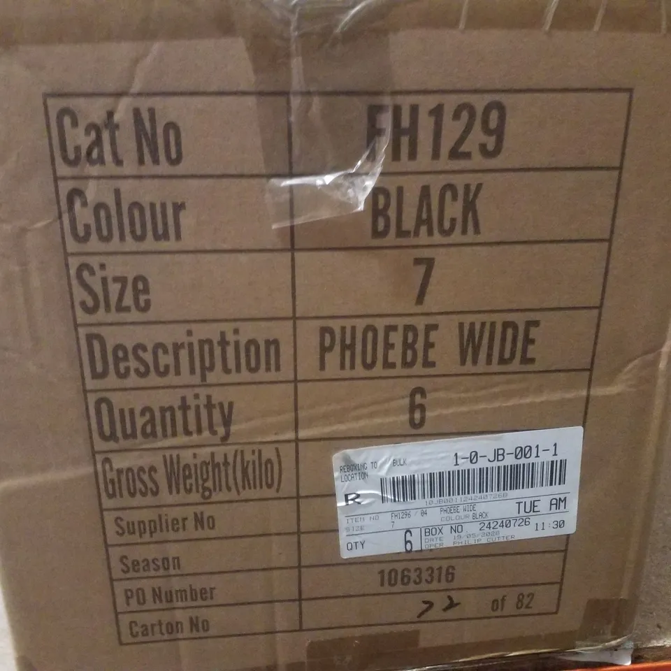 BOX CONTAINING APPROXIMATELY 6 PAIRS OF BRAND NEW SIMPLY BE BLACK PHOEBE WIDE SANDALS - SIZE 7