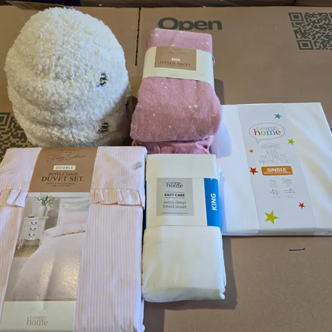 BOX OF APPROXIMATELY 10 ASSORTED BEDDING AND SOFT FURNISHING  ITEMS TO INCLUDE - EXTRA DEEP FITTED SHEET , KIDS MATTRESS PROTECTOR , DUVET SET DOUBLE ETC