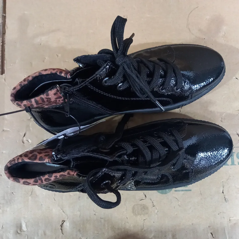 RIEKER HI TOP TRAINER CUFF SIZE 6.5