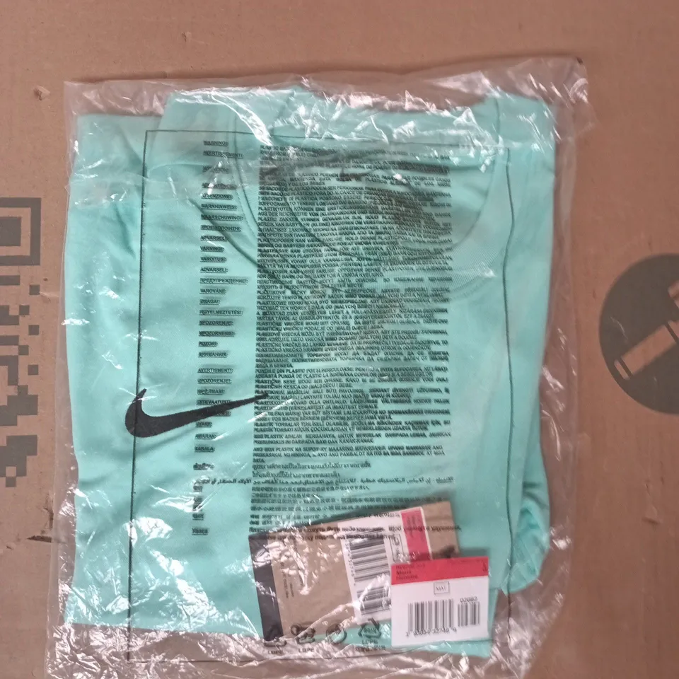 BAGGED NIKE SILM FIT T-SHIRT IN MINT SIZE LARGE