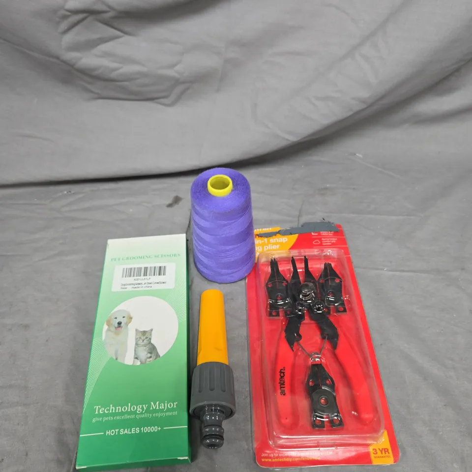 APPROXIMATELY 15 ASSORTED HOUSEHOLD ITEMS TO INCLUDE PURPLE SEWING THREAD, HOSEPIPE NOZZLE AND PET GROOMING SCISSORS