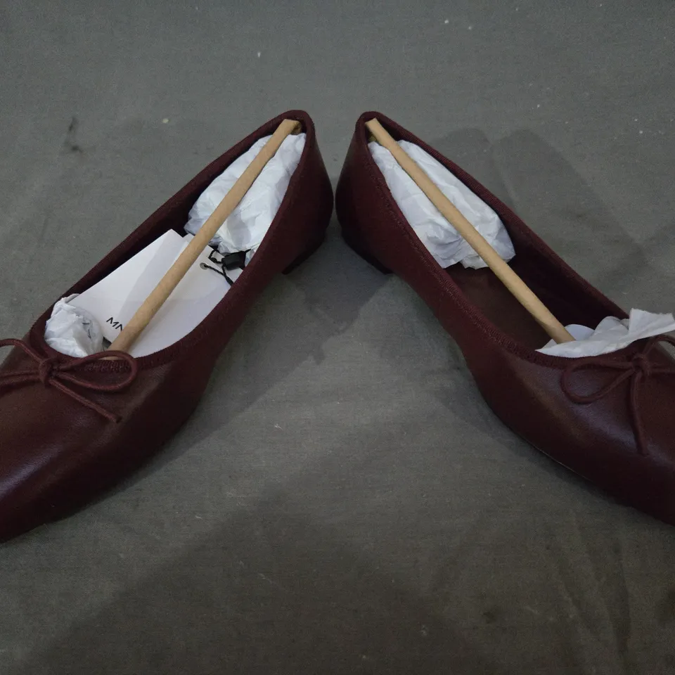 BOXED PAIR OF MNG WOMEN'S SLIP-ON SHOES IN BURGUNDY UK SIZE 4