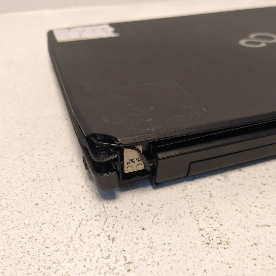 FUJITSU LIFEBOOK A514 LAPTOP – BLACK (BACK-RIGHT HINGE DAMAGE)