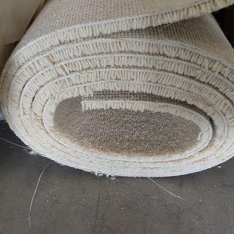 ROLL OF QUALITY TUDOR TWIST CHIFFON CARPET APPROXIMATELY 5M × 2.1M