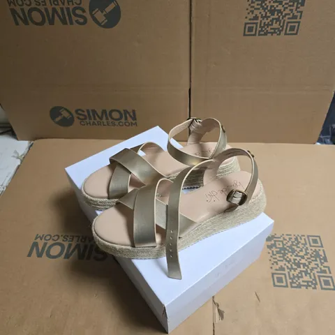 BEN DI LISSI METALLIC STRAPPY WEDGE SANDALS – GOLD (VERIFY MODEL)