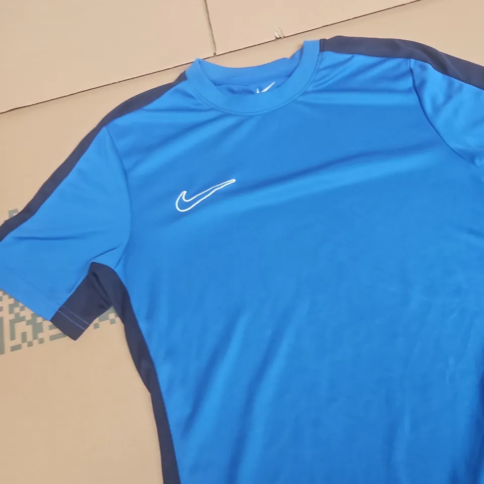 NIKE SPORTS T-SHIRT –  SMALL