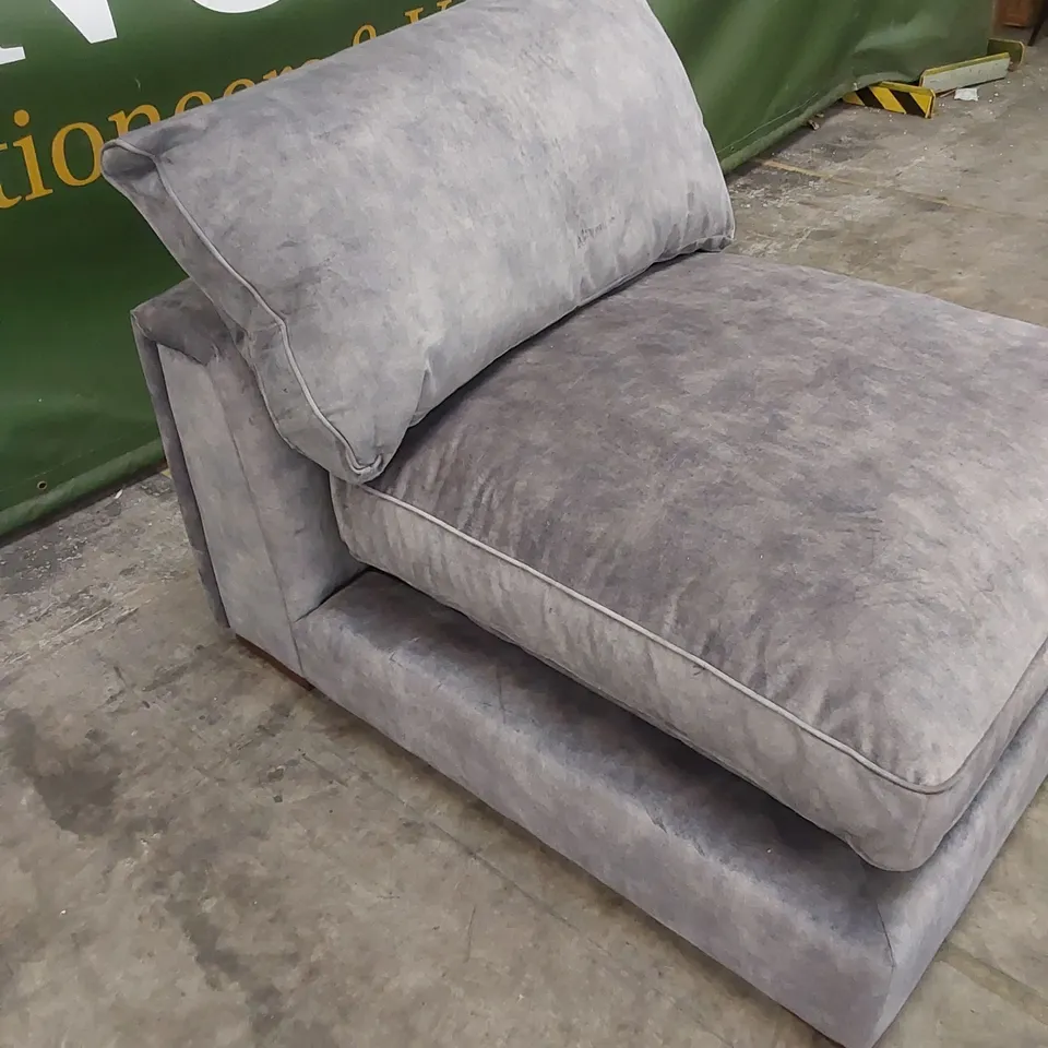 DESIGNER VELVET UPHOLSTERED SOFA PIECE WITH CUSHIONS IN SILVER - INCOMPLETE SOFA PIECE