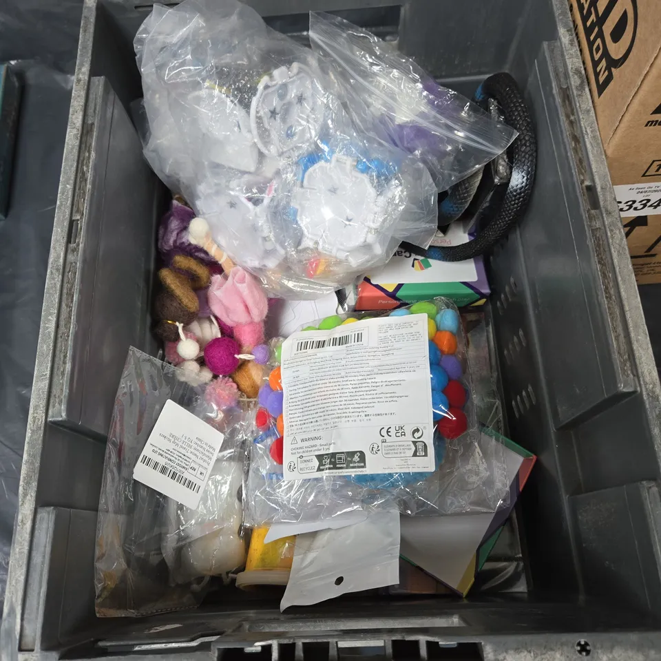 TOTE OF ASSORTED TOYS AND ACCESSORIES TO INCLUDE; UNO WILD CARDS, ALGO, TONIES AUDIO BOOK AND PLAYING CARDS