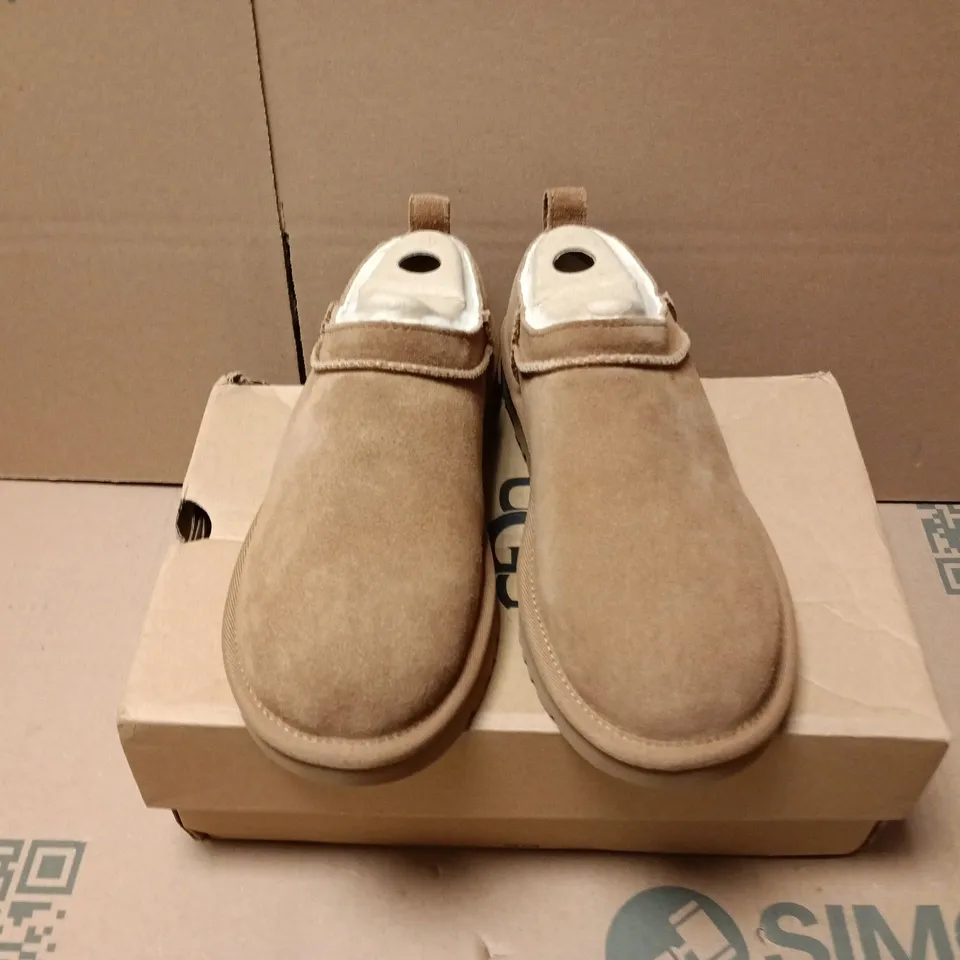 BOXED PAIR OF UGG WOMENS CLASSIC MICRO CLOGS IN BROWN - UK 4