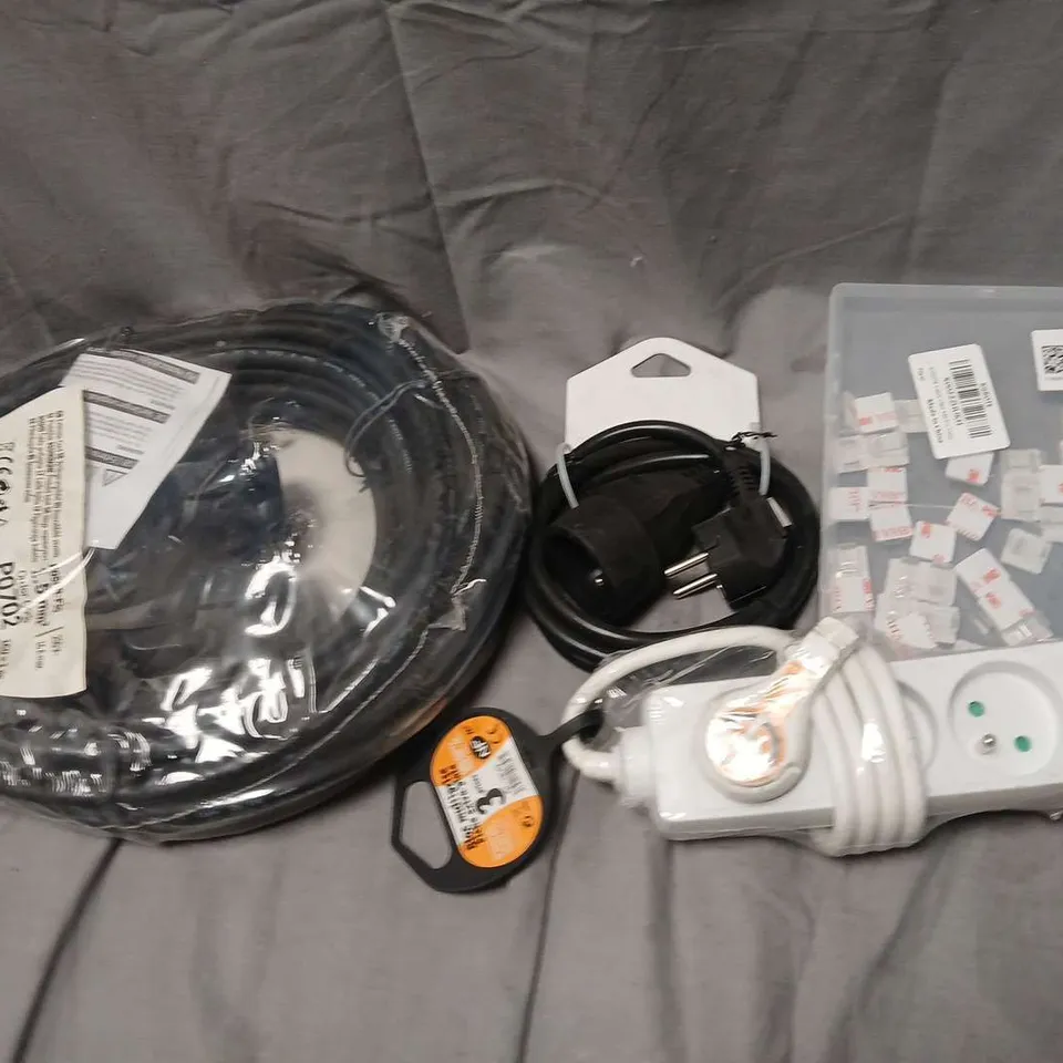 BOX OF APPROX 20 ASSORTED ITEMS TO INCLUDE EXTENSTION LEADS, WIRES ETC.....