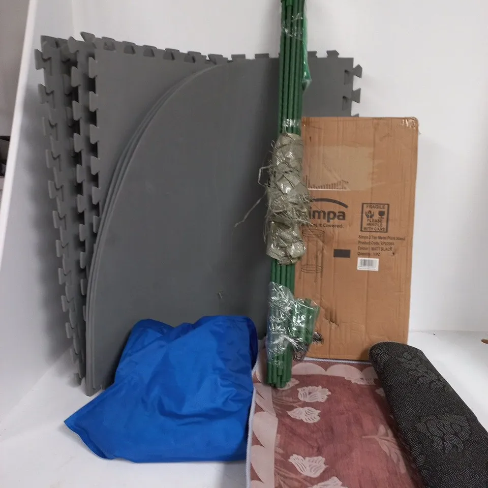 LOT OF APPROXIMATELY 15 ASSORTED HOUSEHOLD ITEMS TO INCLUDE COOLING MAT, METAL PLANT STAND AND FOAM MATS