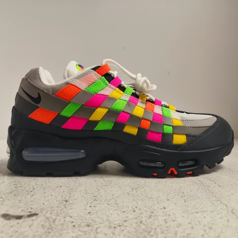 PAIR OF NIKE AIR MAX TRAINERS IN MULTI SIZE UK 7