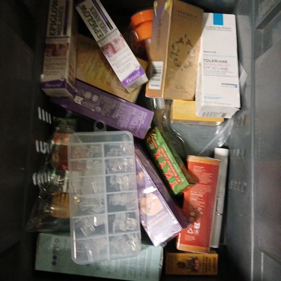 APPROXIMATELY 20 ASSORTED HEALTH & BEAUTY PRODUCTS TO INCLUDE - DR SQUATCH SOAP BAR, L'OREAL DAILY ANTI-UV FLUID, PIXI BROW TAMER, ETC 