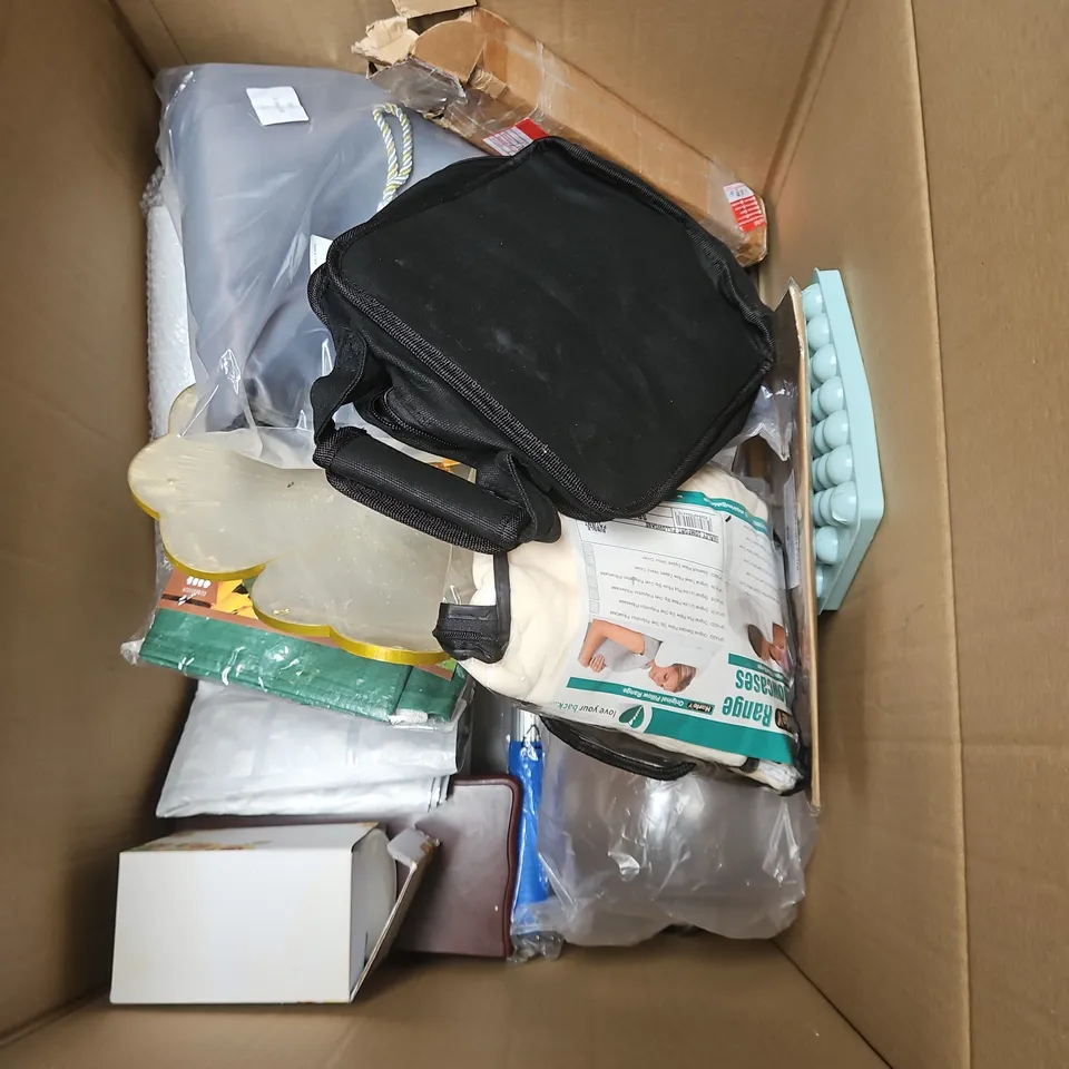 BOX OF APPROXIMATELY 12 ASSORTED HOUSEHOLD ITEMS TO INCLUDE - WATERING CAN - WATER BOTTLE - PIPING BAGS - ETC