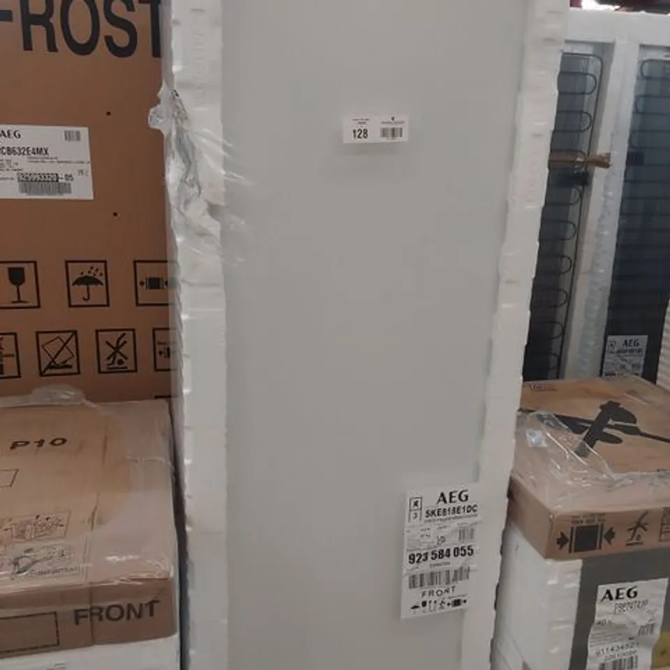 AEG 6000 SERIES TALL INTEGRATED FRIDGE 310L MODEL SKE818E1DC RRP £1000