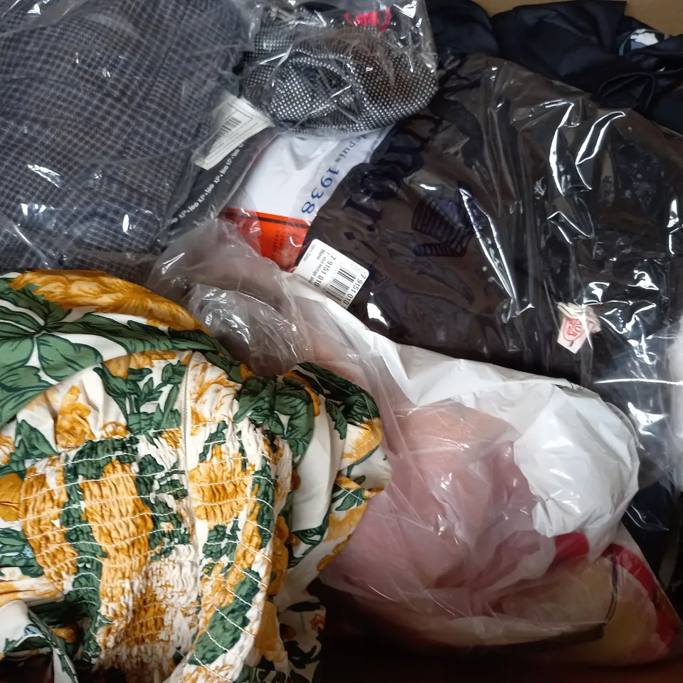 BOX OF APPROXIMATELY 20 ASSORTED CLOTHING AND FASHION ITEMS IN VARIOUS COLOURS, STYLES, AND SIZES - COLLECTION ONLY
