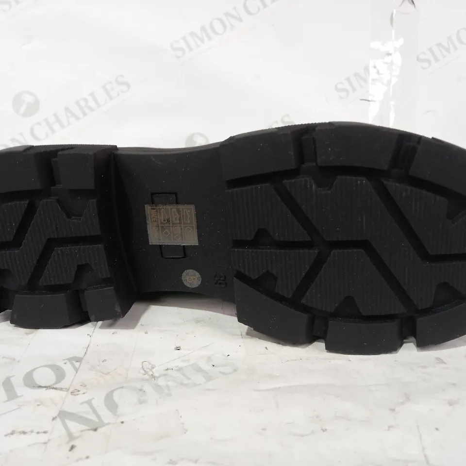 BOXED PAIR OF DESIGNER CHUNKY BOOTS IN GREEN/BLACK UK SIZE 6