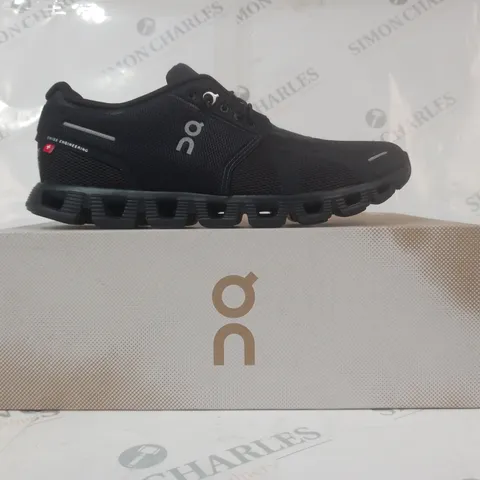 BOXED PAIR OF ON CLOUD 5 SHOES IN BLACK UK SIZE 7.5