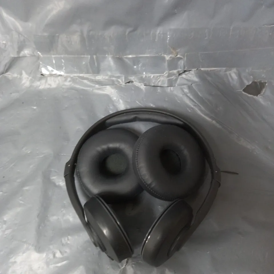 CASSETTE WIRELESS ON EAR HEADPHONES BLACK  RRP £49.99