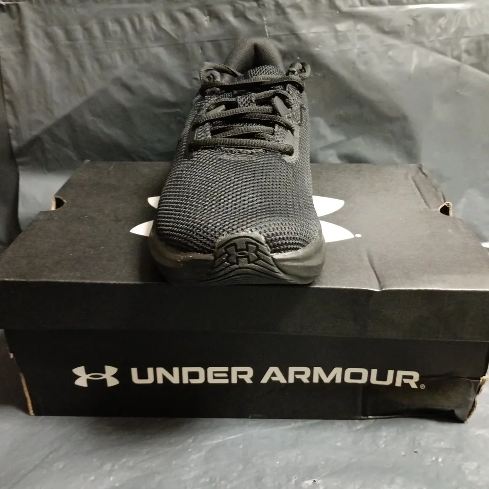 BOXED PAIR OF UNDER ARMOUR CHARGED PURSUIT 4 TRAINERS IN BLACK SIZE UK 6