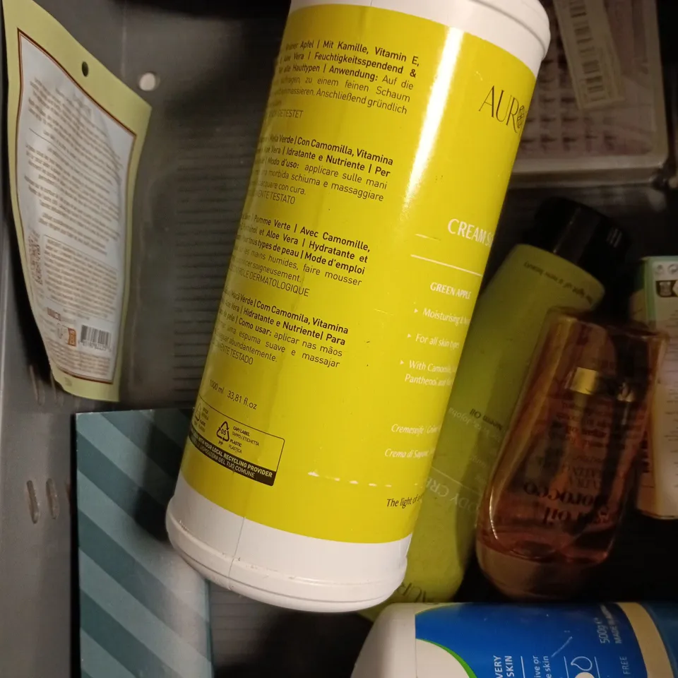 APPROXIMATELY 10 ASSORTED HEALTH & BEAUTY PRODUCTS TO INCLUDE CORSODYL MOUTHWASH, OLD SPICE DEODORANT, CREAM SOAP ETC 