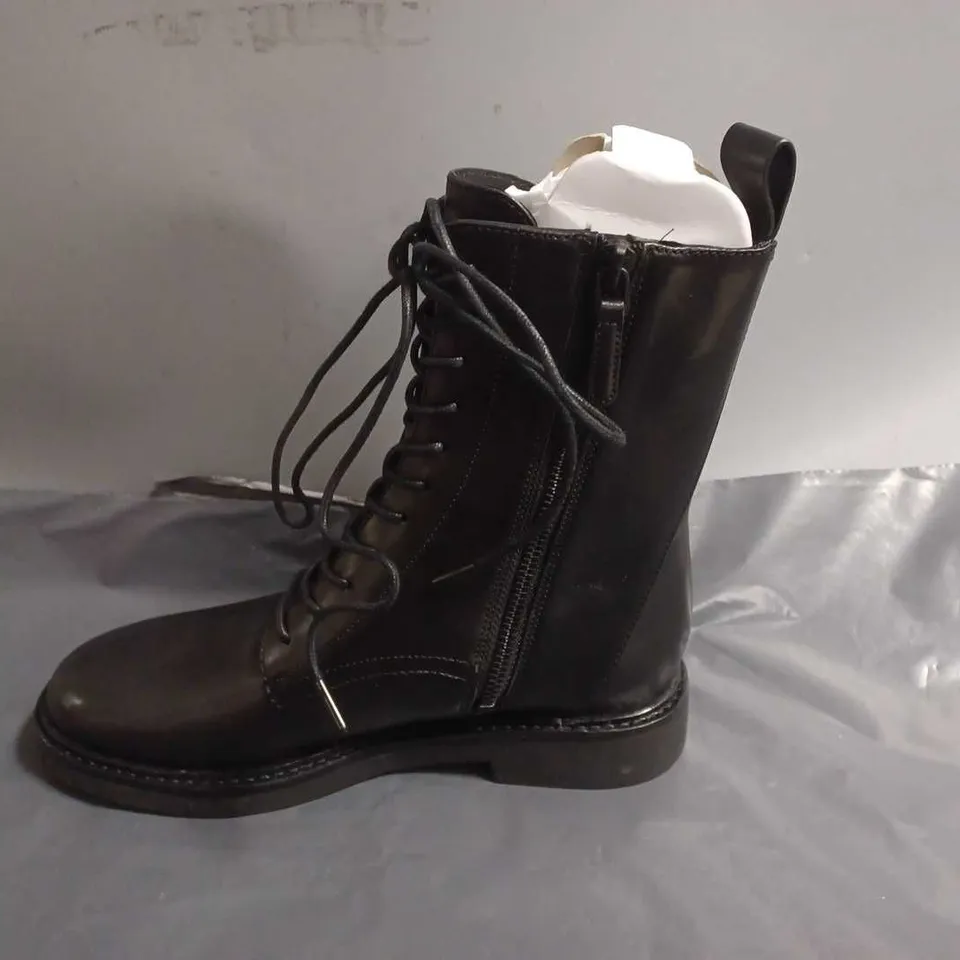 BOXED PAIR OF TORY BURCH DOUBLE COMBAT BOOTS IN GLOSSY CALF LEATHER - US 6.5